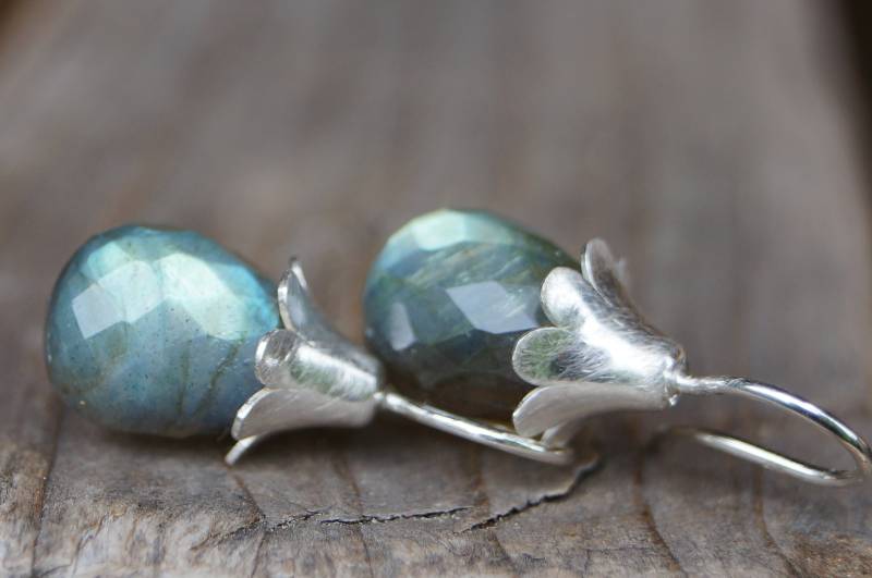 Wunderschöne Ausgefallene Ohrhänger Silber Zart Mattiert, Labradorit-Tropfen Glitzernd Facettiert 15x10mm von SchmuckManufakturDE