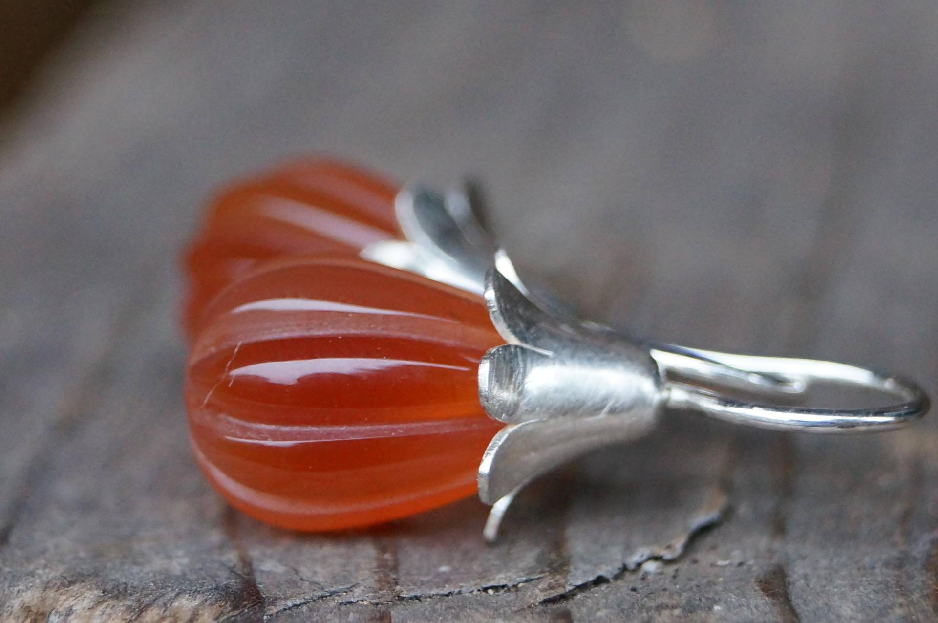 Wunderschöne Ausgefallene Ohrhänger Silber Zart Mattiert Carneol-Tropfen Glatt Poliert Graviert 15x10mm Oberteile Tulpen von SchmuckManufakturDE