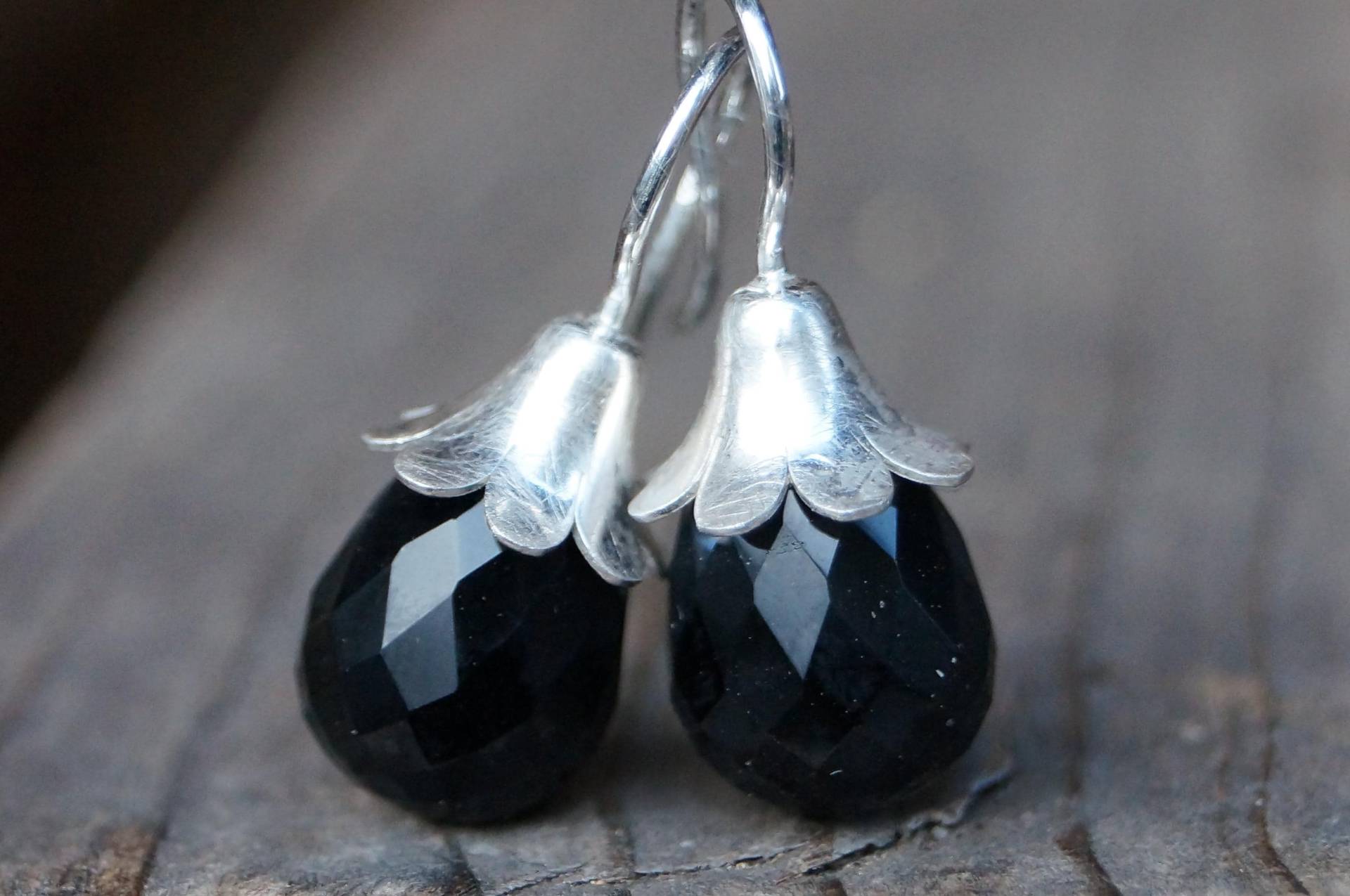 Wunderschöne Ausgefallene Ohrhänger Silber Zart Mattiert Onyx-Tropfen Glitzernd Facettiert 15x10mm von SchmuckManufakturDE