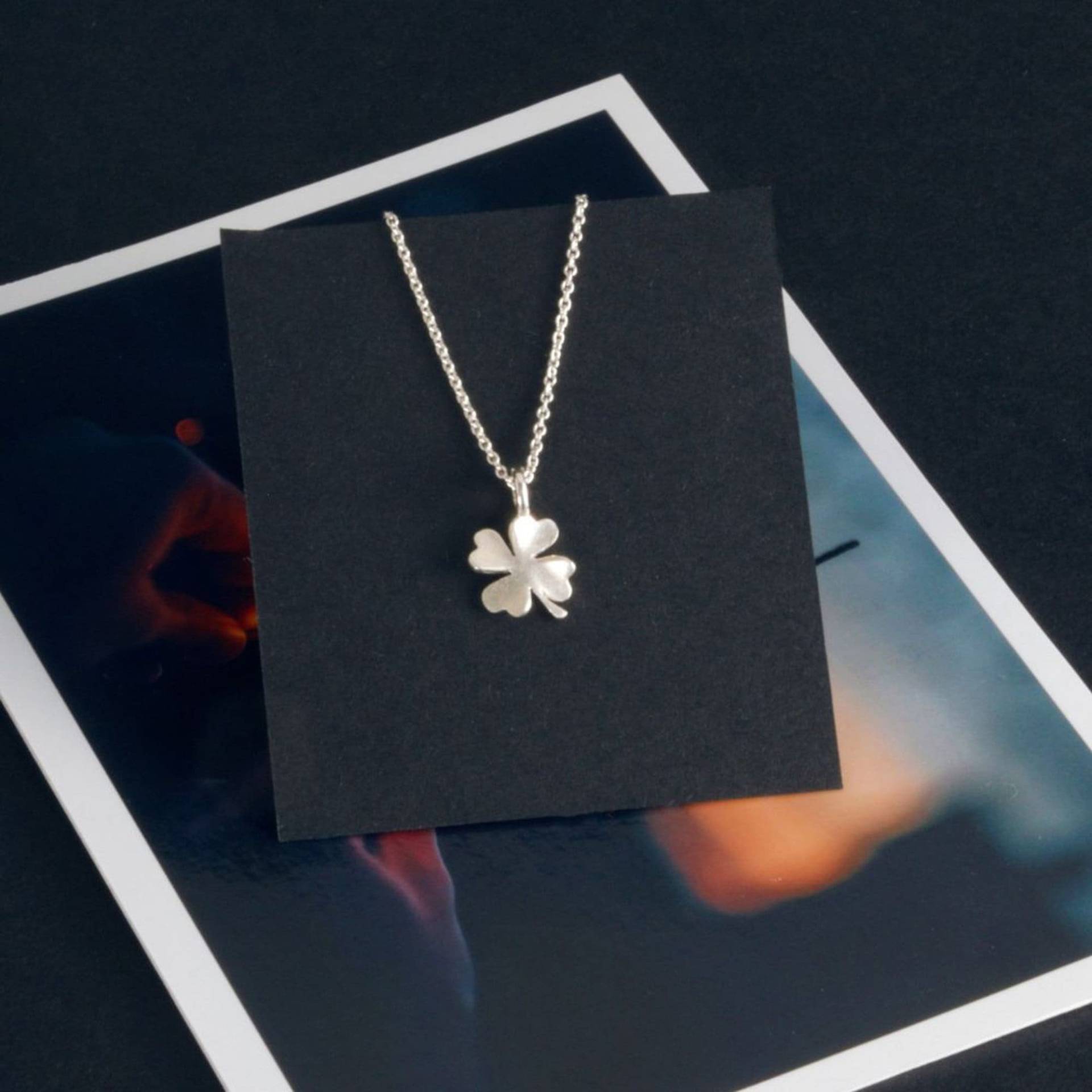 Hochwertige Damen Halskette - Kleeblatt Anhänger 750 Weißgold Glücksbringer Mutmacher Geschenk Tolles Zum Schulabschluss von SchmuckNeunerBrack