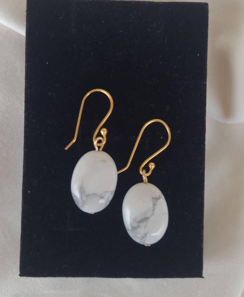 Howlith Edelstein Ohrringe Vergoldet, Handgemachte Ohrringe, Ovale 925 Sterling Silber Vergoldet von SchmuckPerla