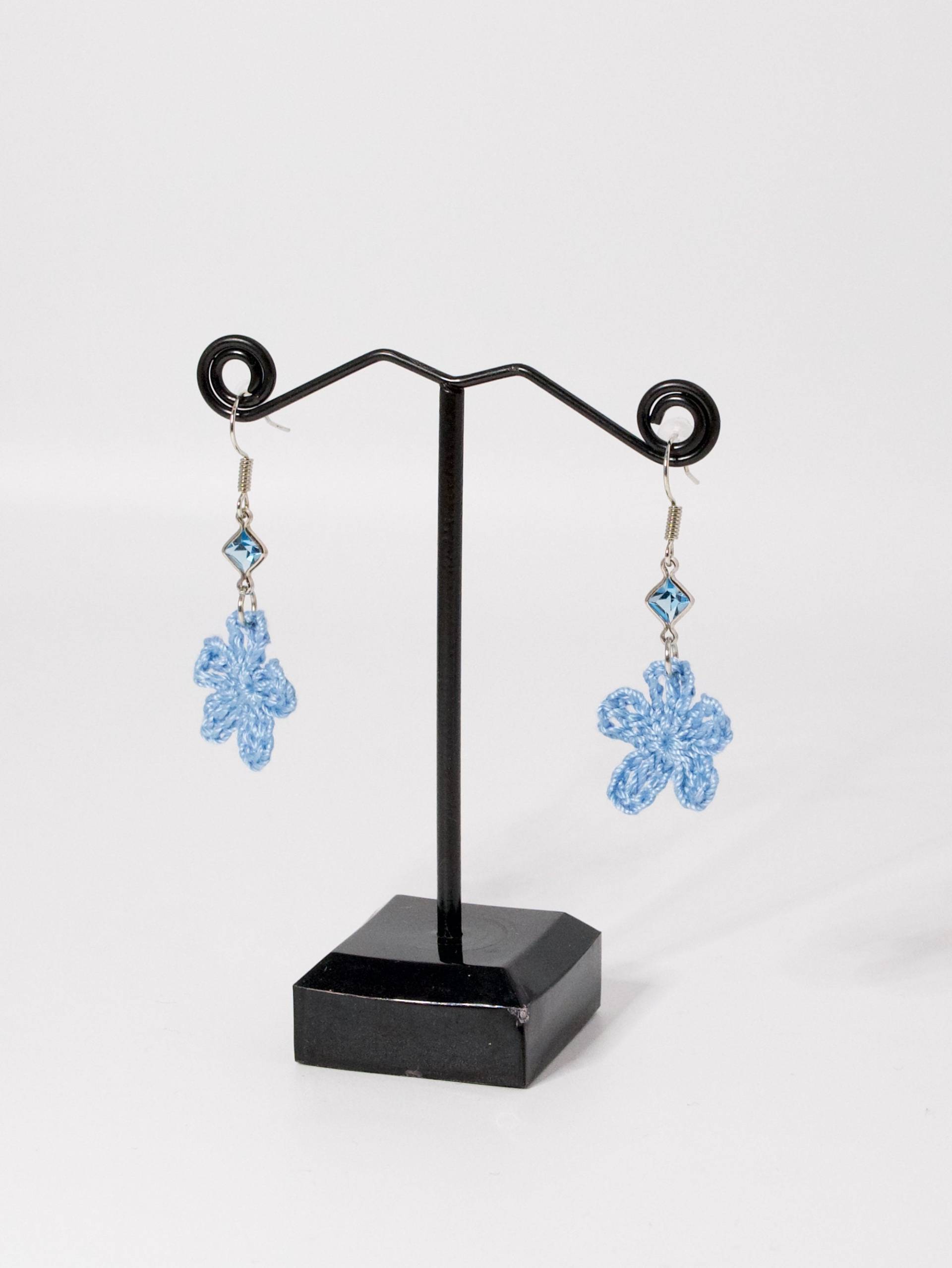 Ohrringe Mit Gehäkelten Blumen Ohrringe Mit Gehäkelten Blumen von SchmuckSchildkroete