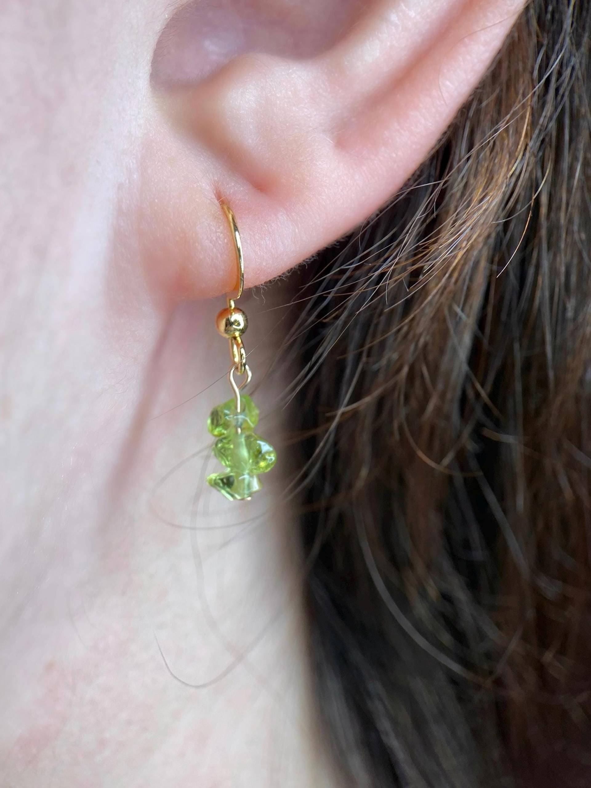 Peridot Rohstein Ohrringe | Naturstein Edelstein Grün Schutzstein Hilft Bei Nervosität Geschenkidee Handgefertigt von SchmuckSchmiede0o
