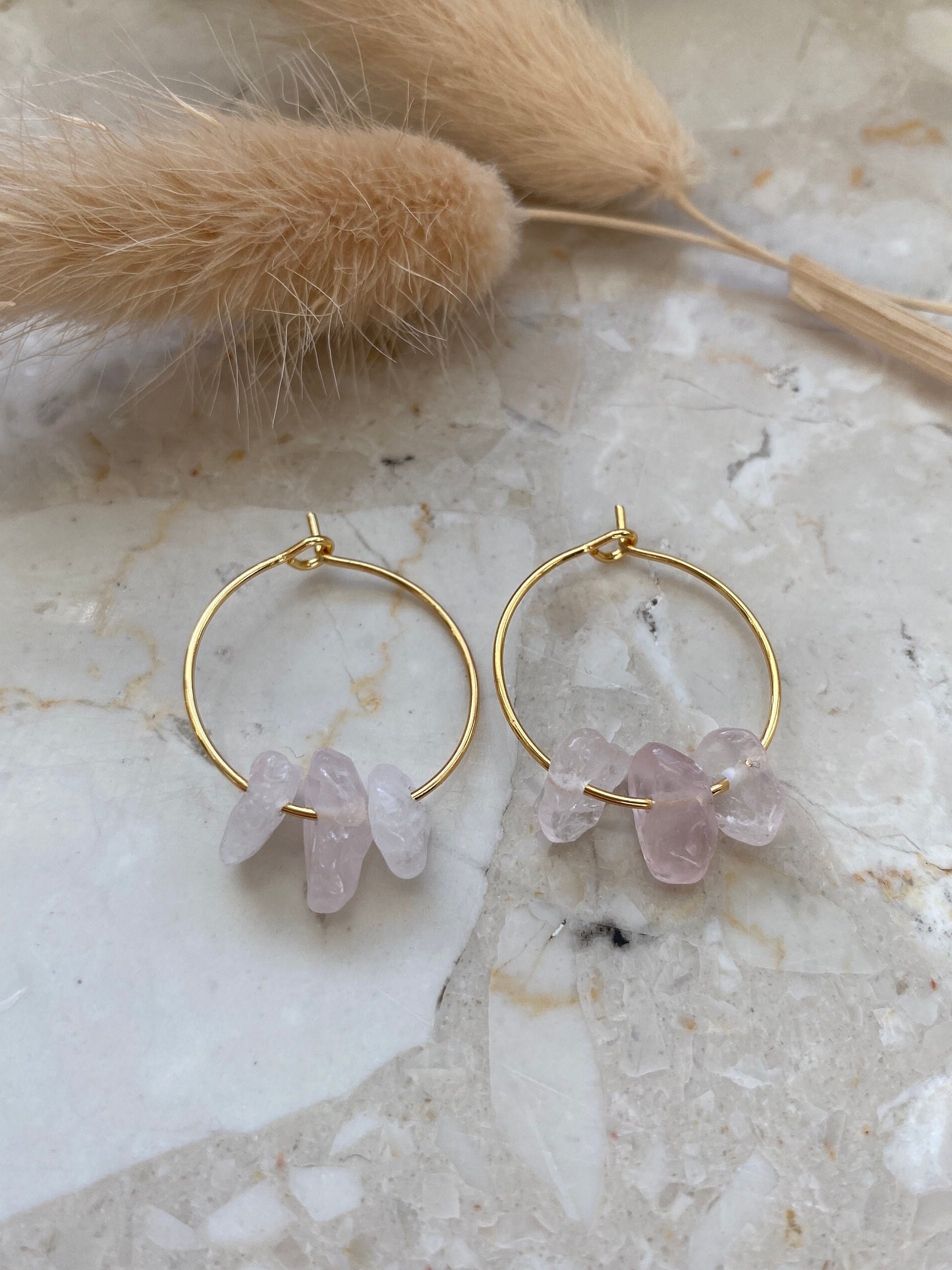 Rosenquarz Ohrringe | Heilstein 18 Karat Vergoldet Naturstein Weiblichkeit Liebe Nickelfrei Geschenkidee von SchmuckSchmiede0o