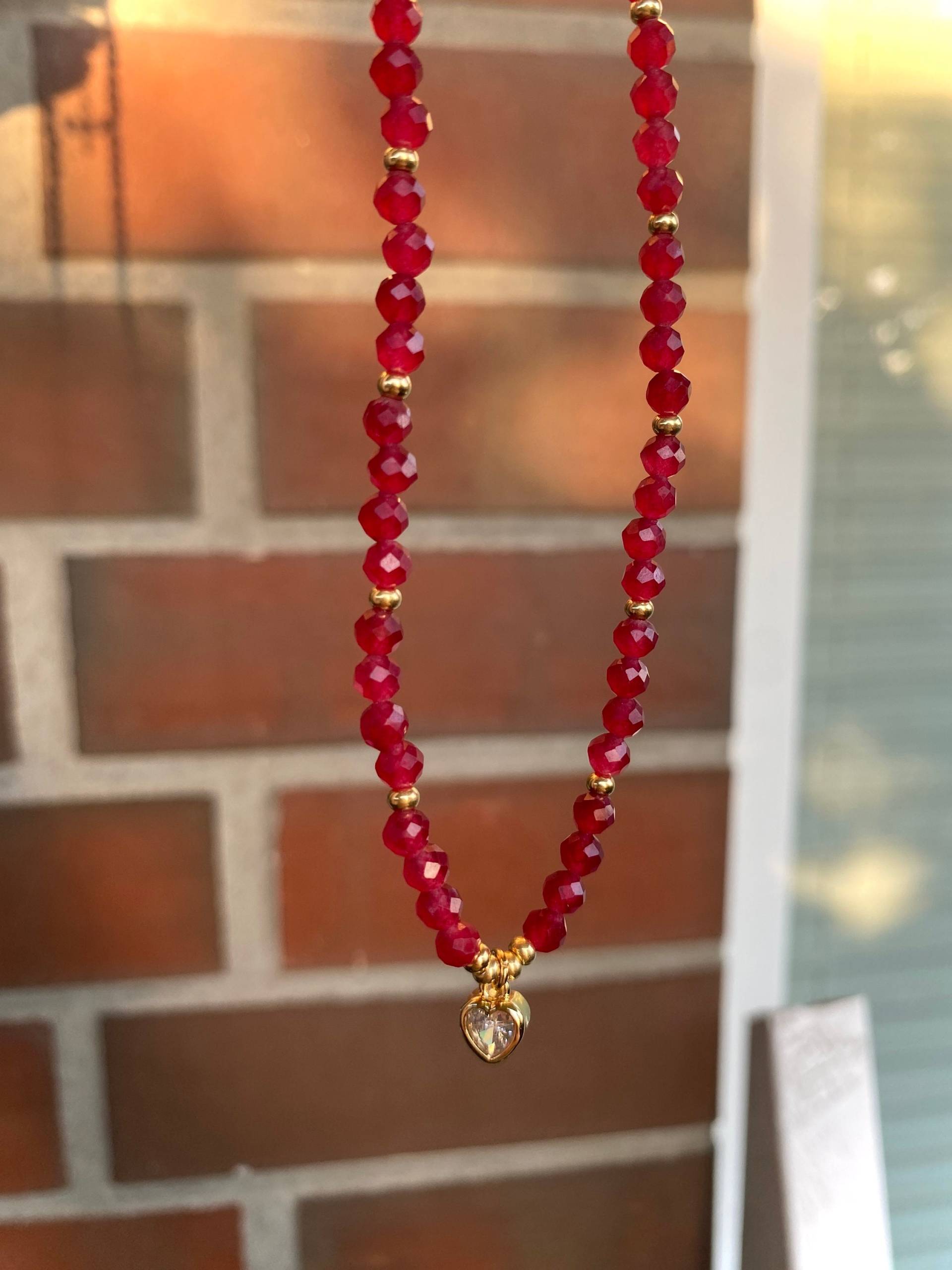 Rubinkette | Heilstein Naturstein Geschenk Rubin Anhänger 18 Karat Vergoldet Handgefertigt von SchmuckSchmiede0o