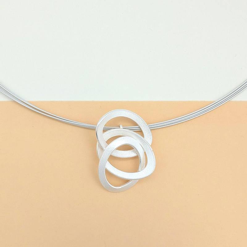 Silberanhänger Mit Halsreif, Versckungene Ringscheiben, Matt Silberanhänger Mit Halsreif, Versckungene Ringscheiben, Matt von SchmuckSpecials