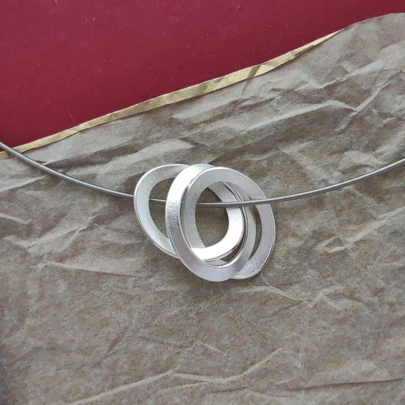 Silberner Anhänger Aus Ovalen Ringscheiben, Matt Glänzend, Minimalistisch Silberner Anhänger Aus Ovalen Ringscheiben, Matt Glänzend, Minimalistisch von SchmuckSpecials