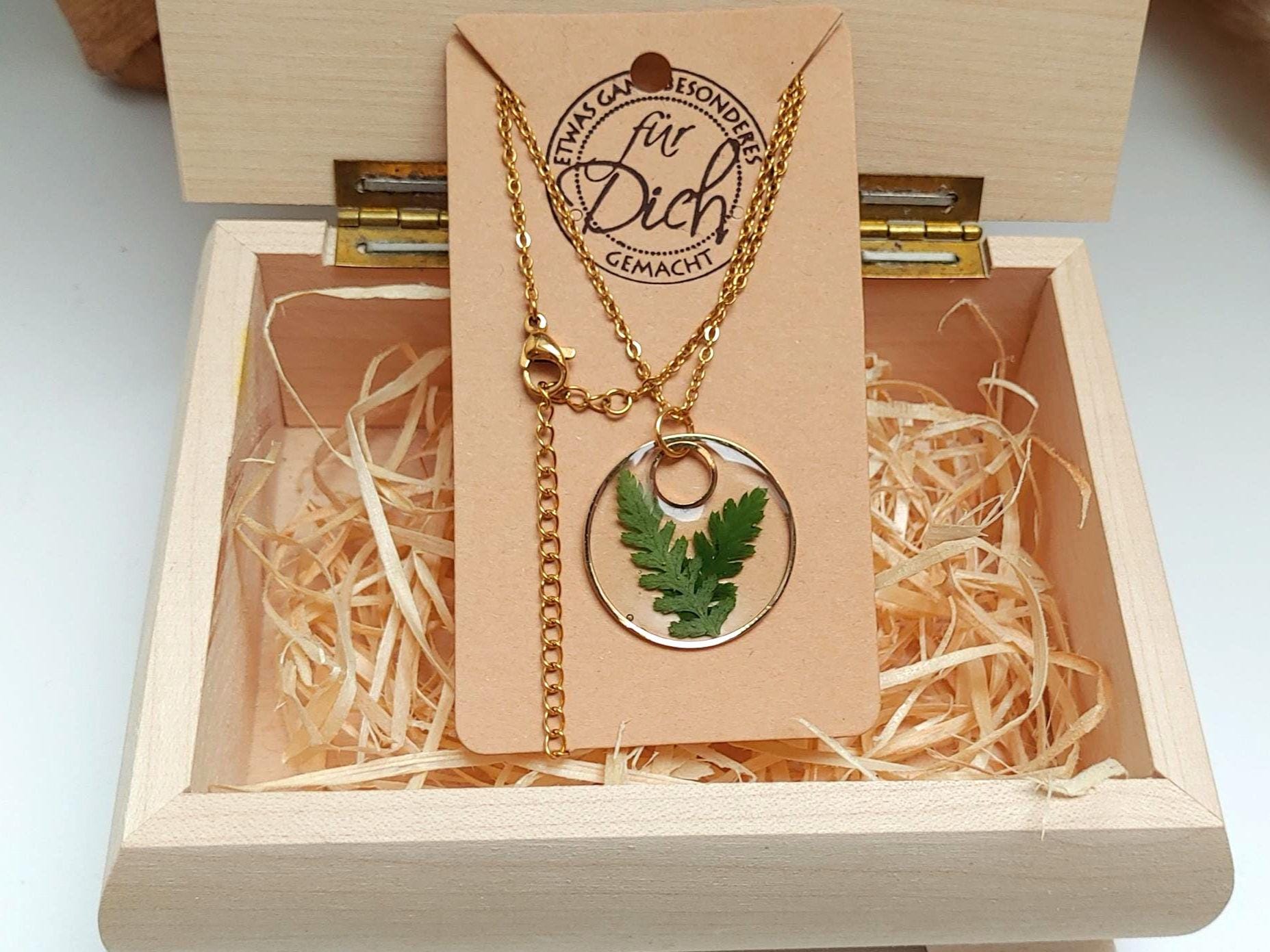 Grüne Blätter Kette Gold, Blatt Anhänger Mit Kunstharz Und Edelstahl, Farn Halskette Handgefertigt, Elf Schmuck Aus Epoxidharz von SchmuckZumVerlieben