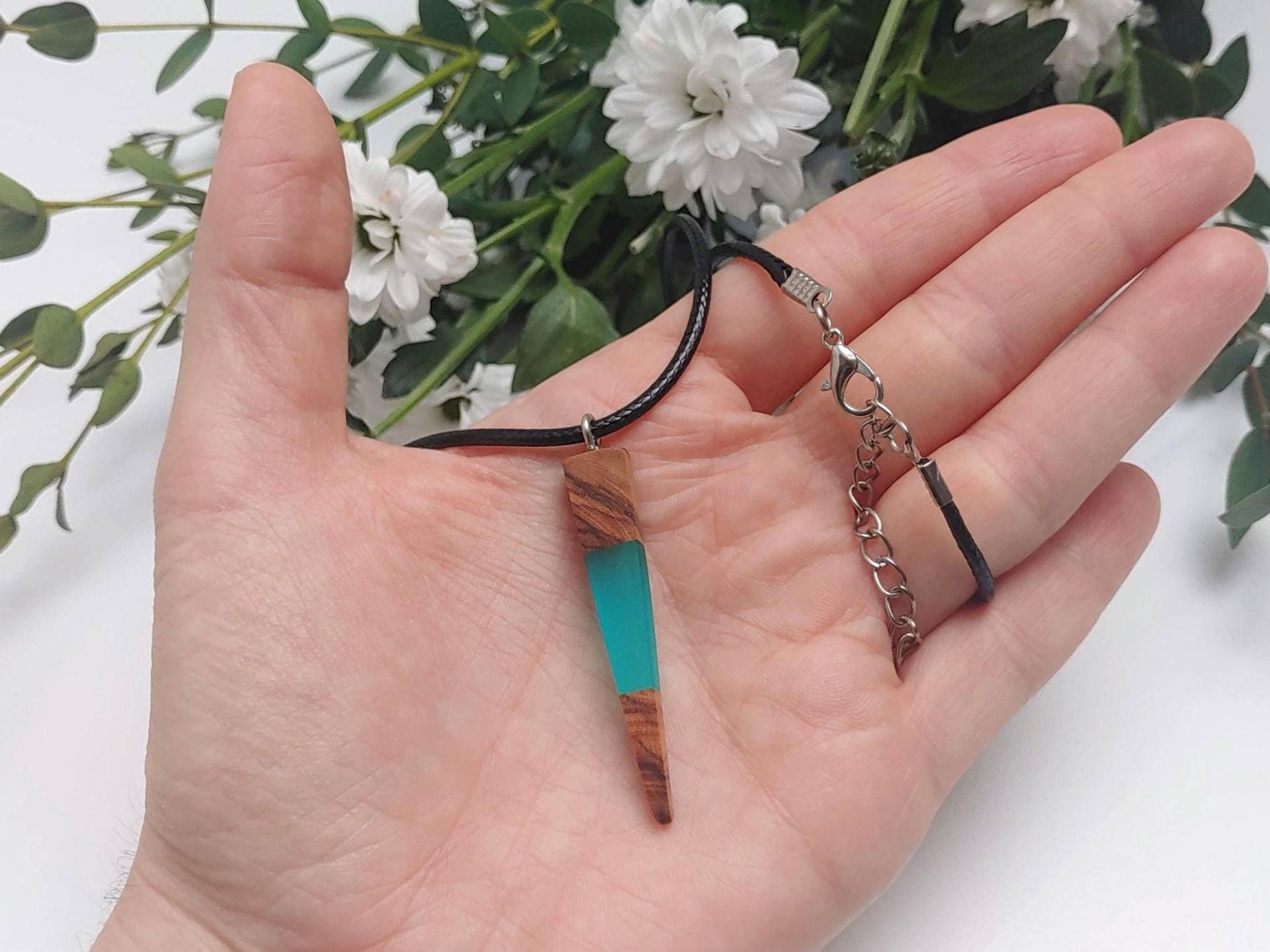 Halskette Holz Und Kunstharz, Maritimer Schmuck Aus Epoxidharz & Olivenholz, Handgemachter Schmuck, Kette Blau Schwarz von SchmuckZumVerlieben