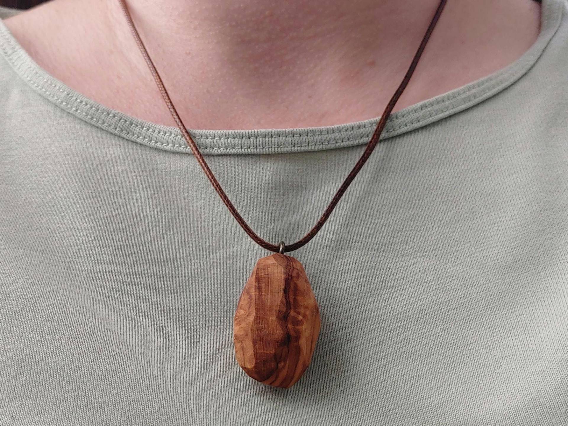 Holzschmuck Kette Olivenholz Anhänger, Holz Halskette, Handgemachter Schmuck Aus Holz, Holzkette Für Naturliebhaber, Naturschmuck Damen von SchmuckZumVerlieben