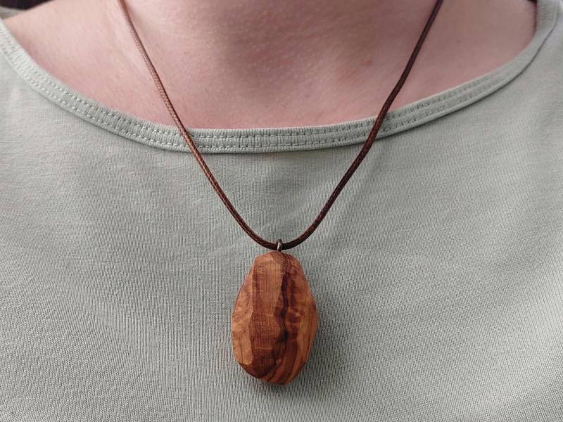 Holzschmuck Kette Olivenholz Anhänger, Holz Halskette, Handgemachter Schmuck Aus Holz, Holzkette Für Naturliebhaber, Naturschmuck Damen von SchmuckZumVerlieben