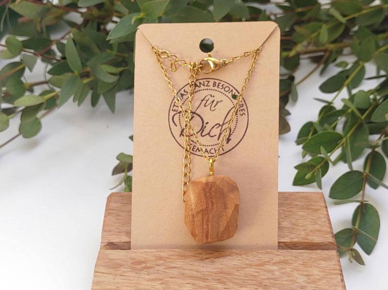 Holzschmuck Kette Olivenholz Anhänger, Holz Halskette Gold, Handgemachter Schmuck Aus Holz, Holzkette Für Naturliebhaber, Naturschmuck Damen von SchmuckZumVerlieben