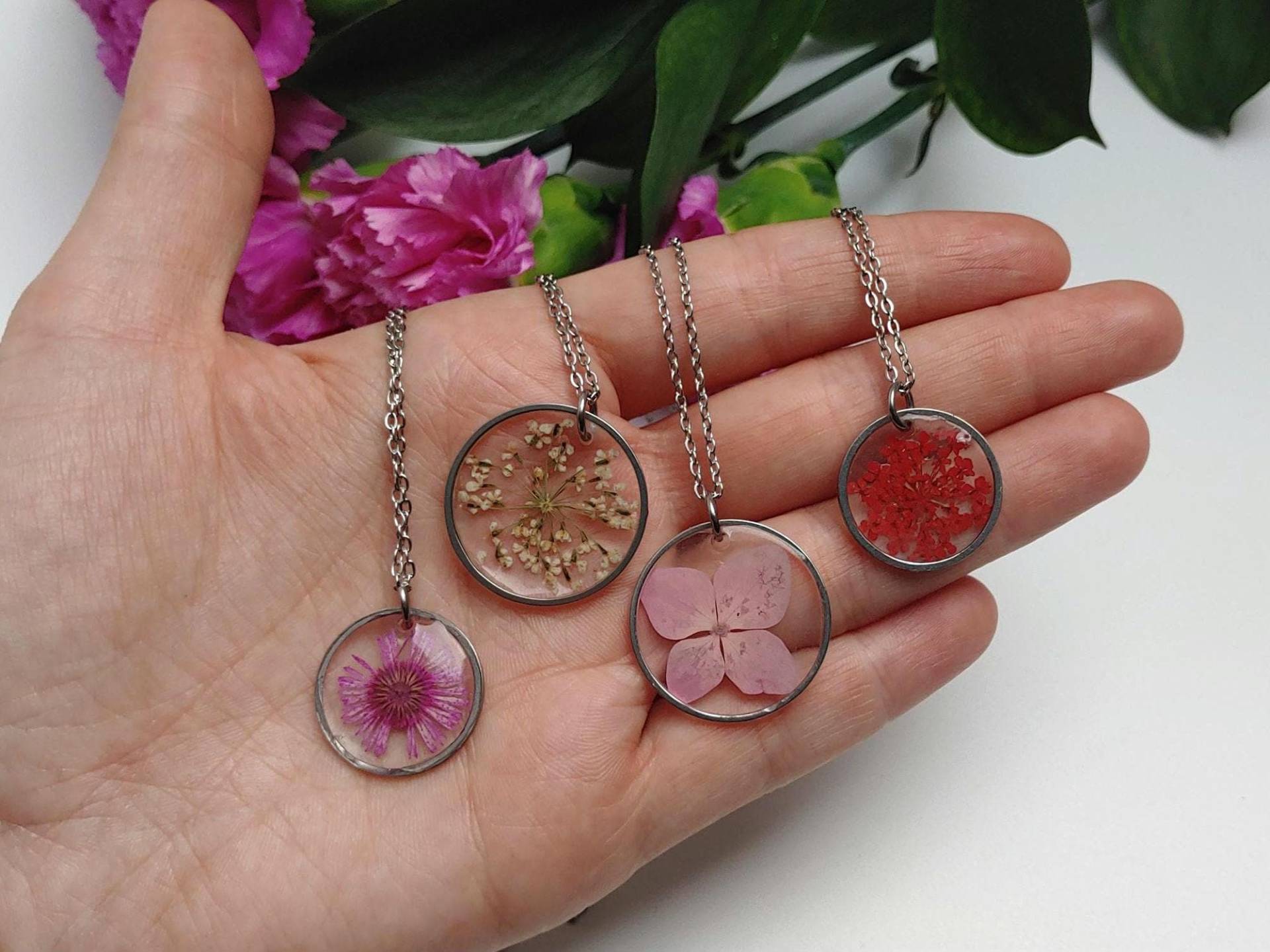 Kette Mit Blumen, Blumenkette Rosa, Kunstharz Schmuck Echte Blüten, Epoxidharz Halskette Silber Edelstahl, Naturschmuck Damen von SchmuckZumVerlieben