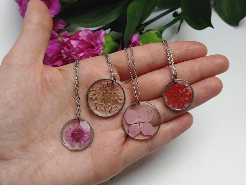 Kette Mit Blumen, Blumenkette Rosa, Kunstharz Schmuck Echte Blüten, Epoxidharz Halskette Silber Edelstahl, Naturschmuck Damen Kette Mit Blumen, Blumenkette Rosa, Kunstharz Schmuck Echte Blüten, Epoxidharz Halskette Silber Edelstahl, Naturschmuck Damen von SchmuckZumVerlieben