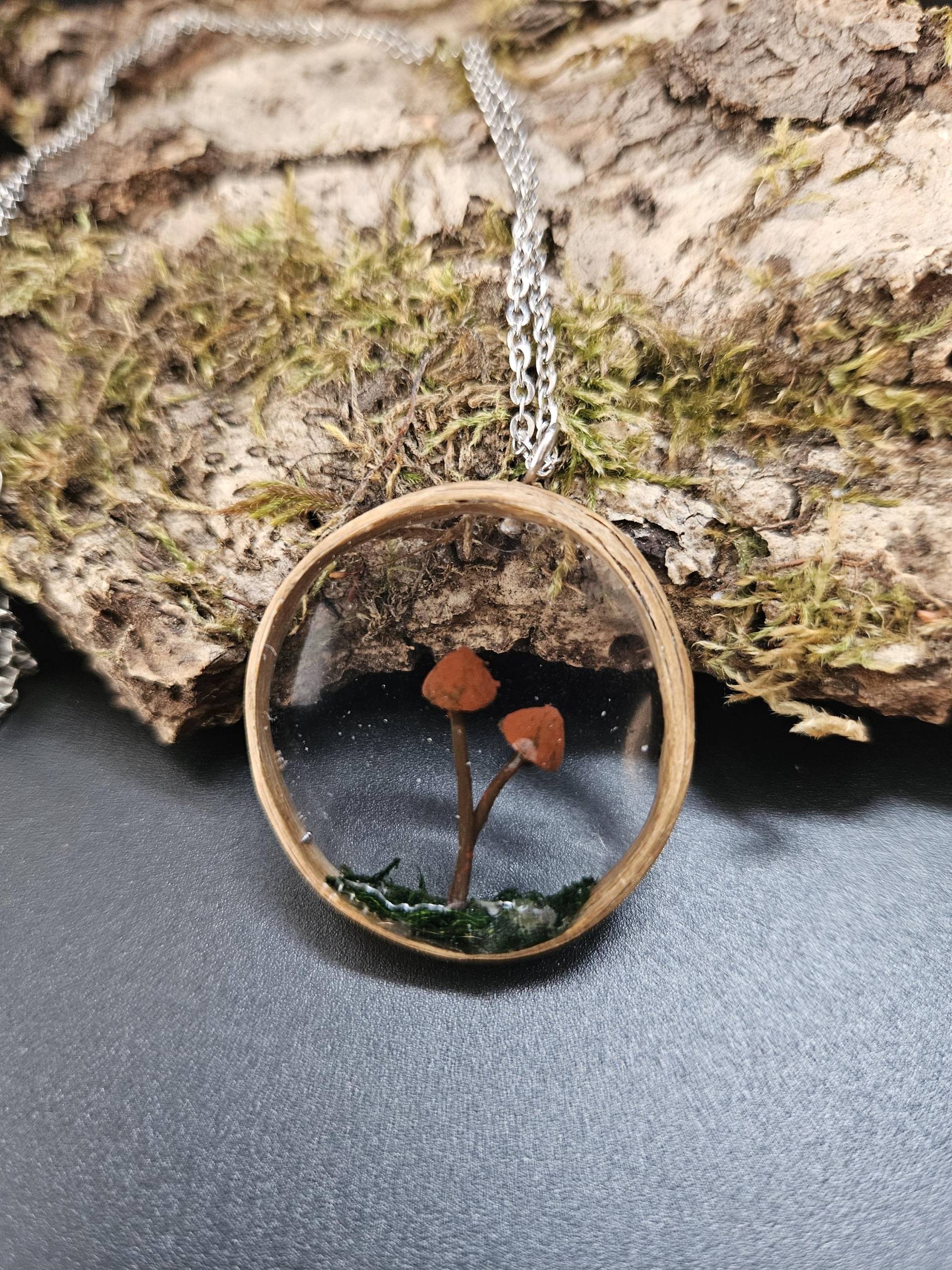 Kette Mit Pilz Anhänger, Kunstharz Amulett Wald Motiv, Holz Und Edelstahl, Halskette Naturschmuck Handgefertigt, Schmuck Aus Epoxidharz von SchmuckZumVerlieben