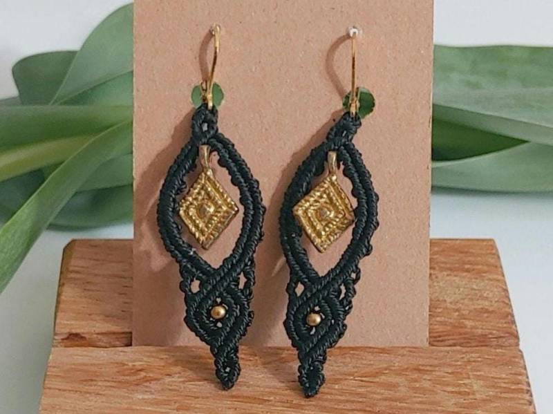 Makramee Ohrringe Hängend, Boho Aus Stoff Mit Messing Anhänger, Hängeohrringe Edelstahl Ohrhänger, Hippie Schmuck Ausgefallen Makramee Ohrringe Hängend, Boho Aus Stoff Mit Messing Anhänger, Hängeohrringe Edelstahl Ohrhänger, Hippie Schmuck Ausgefallen von SchmuckZumVerlieben
