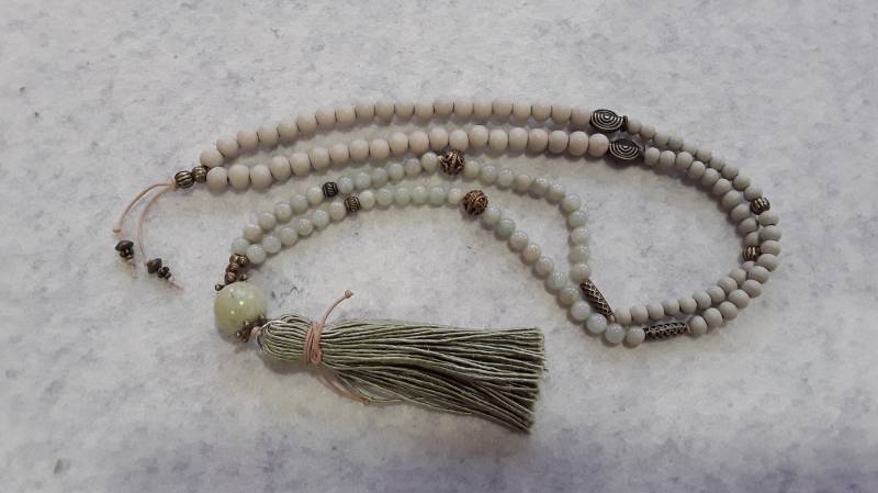 Bettelkette - Jade Holzperlen Bronzeperlen Quaste von SchmuckatelierD