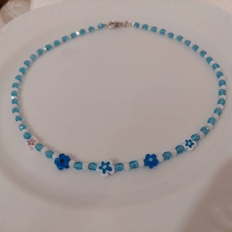Kinderkette Glasperlen in Weiß Und Blau Mit Blümchenperlen von SchmuckatelierD