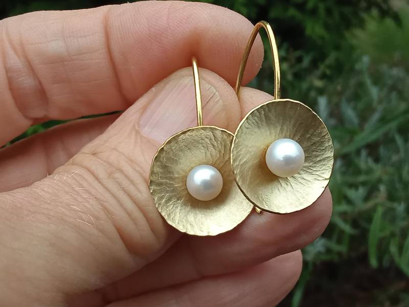 750 Gold Hängeohrringe Mit Perlen - Handgefertigte Ohrringe Gehämmerter Goldschale 18 Karat Ohrringe, Schmuck Hochwertig von SchmuckatelierMF