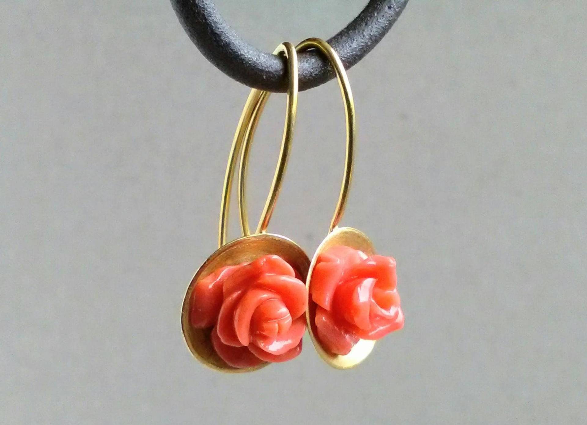 750 Gold Korallen Ohrringe Mit Floralem Design, Handgefertigter Ohrschmuck Rosenmotiv, Koralle, Hängeohrringe Gold von SchmuckatelierMF