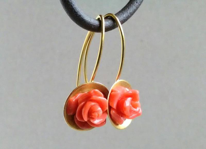 750 Gold Korallen Ohrringe Mit Floralem Design, Handgefertigter Ohrschmuck Rosenmotiv, Koralle, Hängeohrringe Gold von SchmuckatelierMF