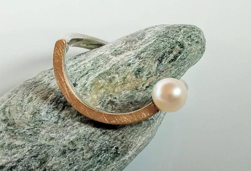 Ring Mit Perle Silber, Ring Unikat Handarbeit, Handgeschmiedetes Feinem Goldakzent, Vom Goldschmied, Das Gewisse Etwas von SchmuckatelierMF