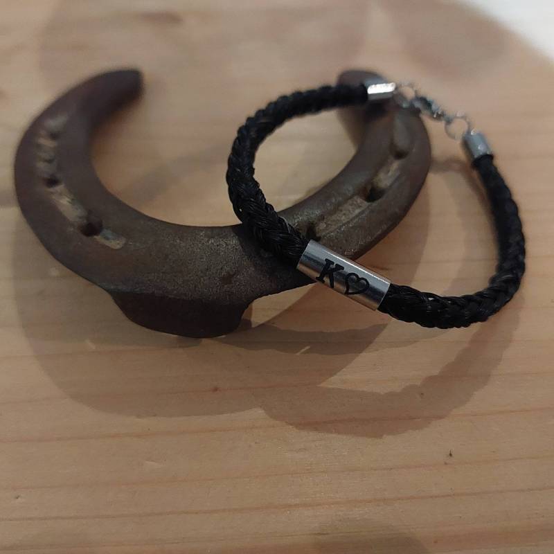 Armband Aus Eurem Pferdehaar Mit Wunschgravur von SchmuckausPferdehaar