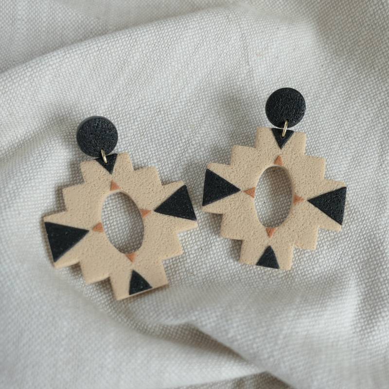 Aztec Earrings Aus Polymer Ton, Leichte Hängende Ohrringe Fimo® , Boho Schmuck in Neutralen Farben, Aztekenförmige Erdtöne von Schmuckbynatalier