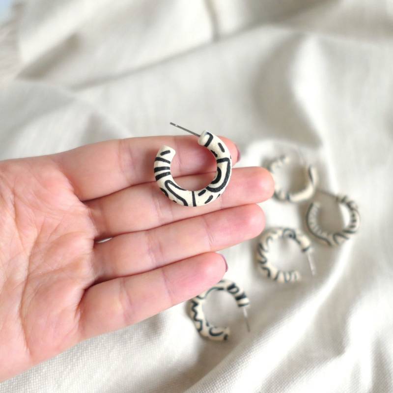 Creolen Mit Doodles-Print in Neutralen Farben Aus Fimo®, Polymer Clay Huggie Hoops Abstrakten Mustern, Große Creolen, Trendige Ohrringe von Schmuckbynatalier