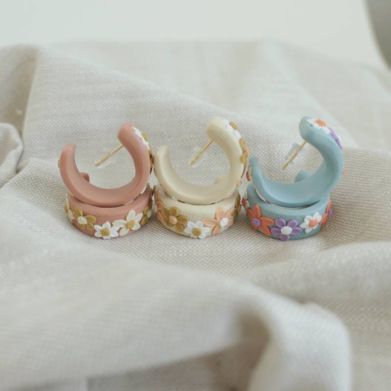 Creolen Mit Handgefertigtem Blumenmotiv in Pastellfarben Aus Fimo von Schmuckbynatalier