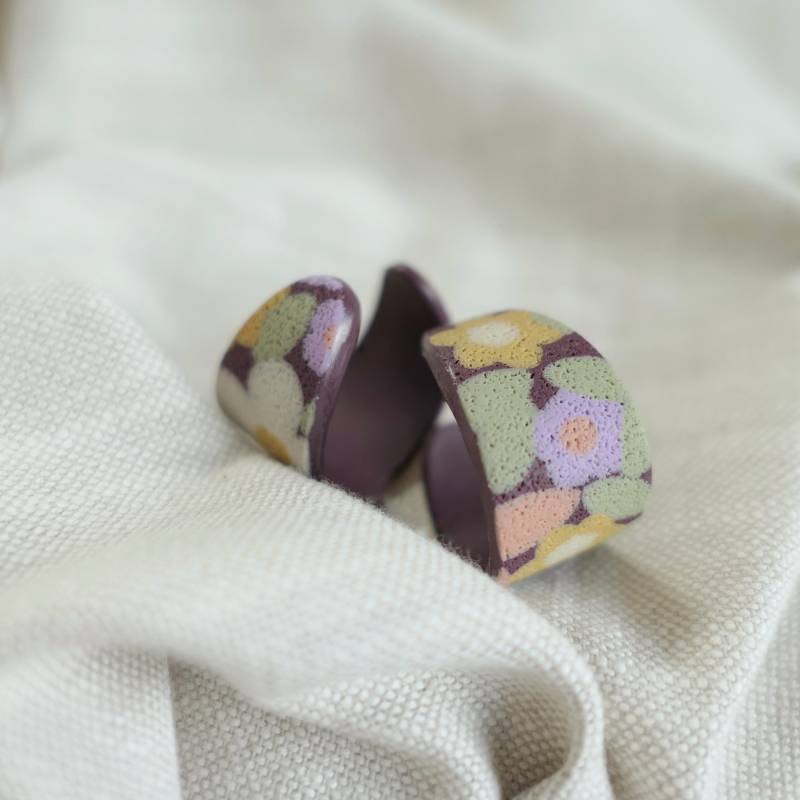Creolen Mit Handgefertigtem Blumenmotiv in Pastellfarben Aus Fimo von Schmuckbynatalier