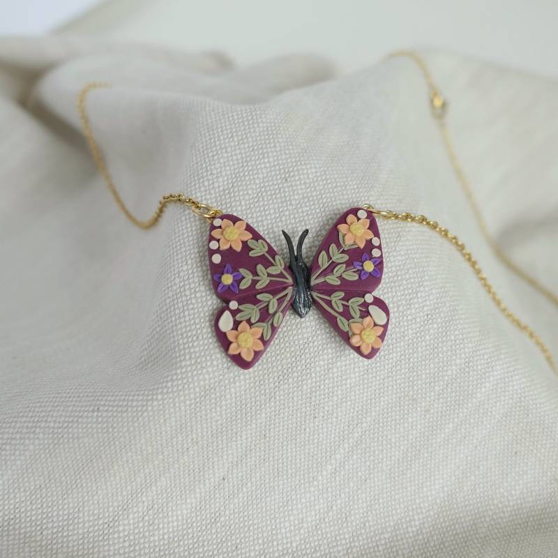 Halskette Mit Schmetterlingsanhänger Blumendesign Und Verschiedenen Farben, Handgemachte Anhänger Halskette Mit Schmetterlingsanhänger Blumendesign Und Verschiedenen Farben, Handgemachte Anhänger von Schmuckbynatalier