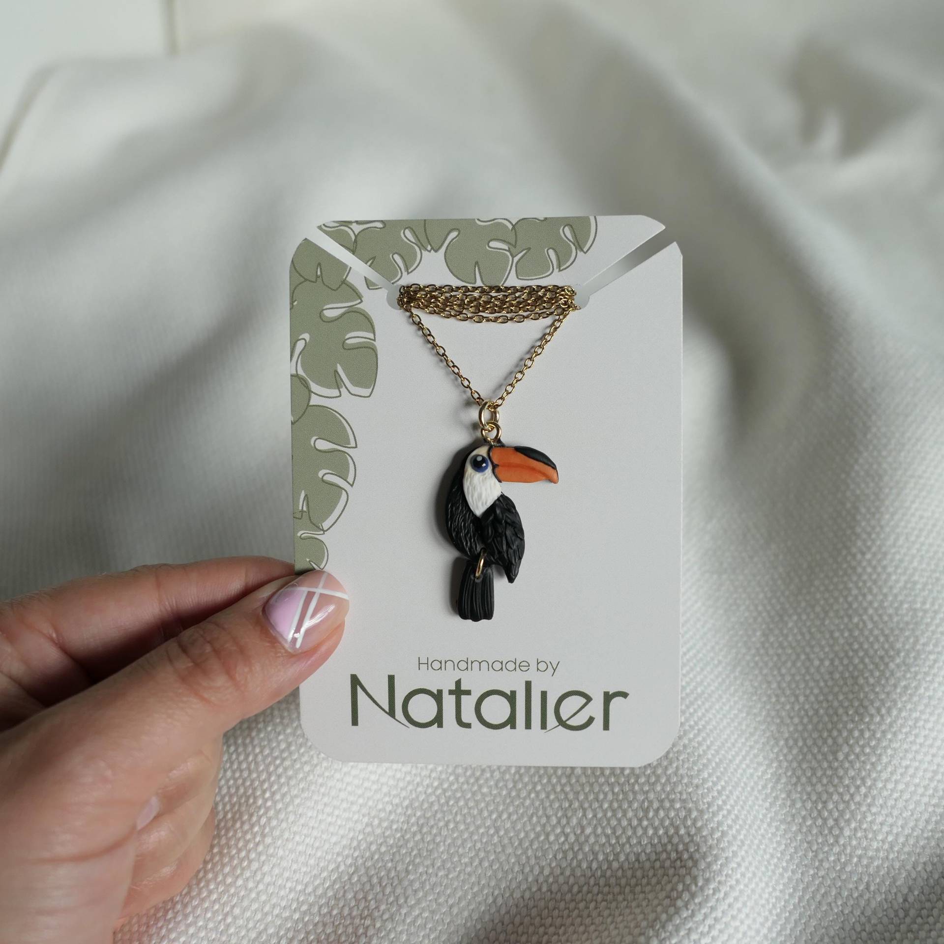 Halskette Mit Vogelanhänger, Mini Tukan, Tukan Halskette, Anhänger Halskette Mit Vogelanhänger, Mini Tukan, Tukan Halskette, Anhänger von Schmuckbynatalier