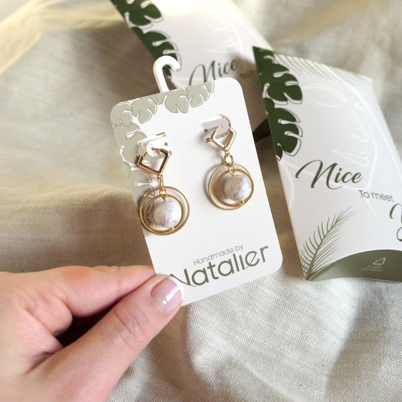 Huggie-Creolen Des Universums Weiße Planeten Und Mond Mit Leuchtenden Partikeln Schmuck, Creolen Weiße Mond, Ohrringe Gold von Schmuckbynatalier