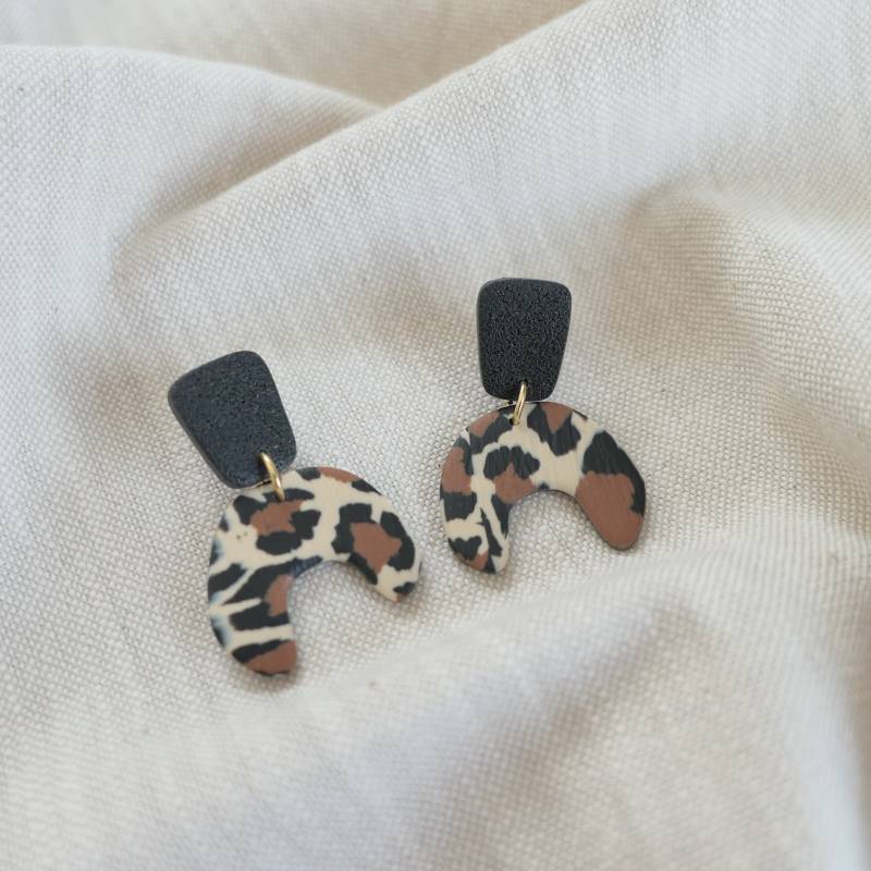 Leopard Muster Ohrringe Aus Fimo®, Mit Animal Print in Neutralen Farben, Leichte Ohrringe, Polymer Clay Hängende von Schmuckbynatalier