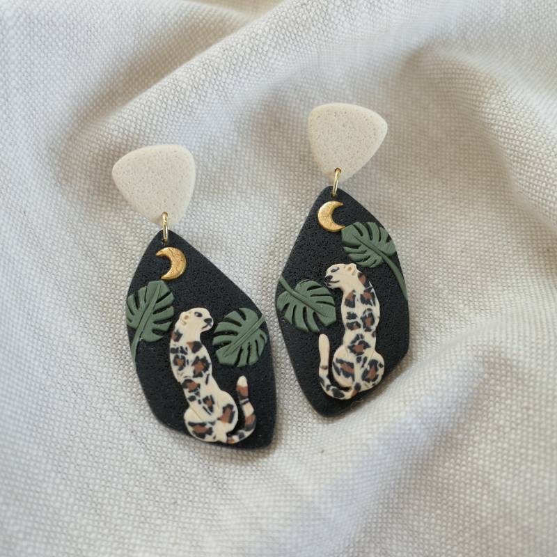 Leopard Ohrringe Aus Fimo®, Mit Leoparden Und Monsteras-Blättern in Neutralen Farben, Leichte Ohrringe, Clay Hängende von Schmuckbynatalier