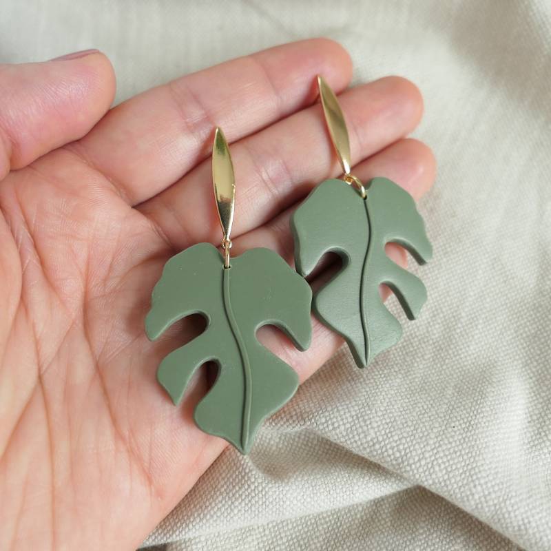 Monstera-Blatt-Ohrringe Mit Matte Finish, Hängeohrringe Grüne Monsteras, Ideal Für Den Boho-Chic-stil von Schmuckbynatalier