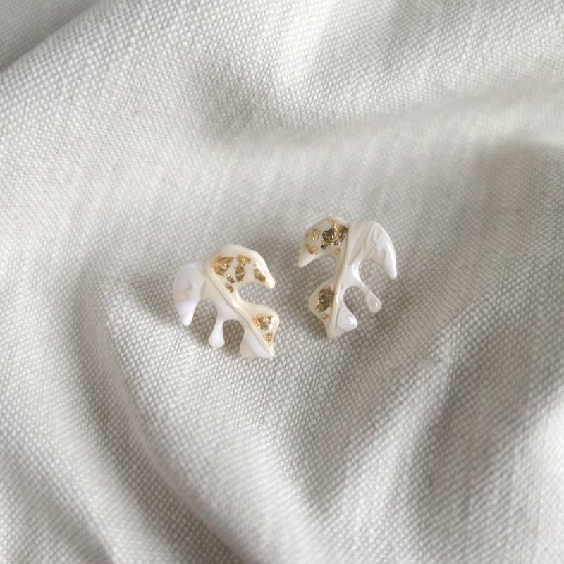 Monstera Blatt Ohrstecker Aus Polymer Ton, Pflanzen Ohrringe in Beige Und Goldene Partikeln, Ton Monstera Blatt Ohrstecker Aus Polymer Ton, Pflanzen Ohrringe in Beige Und Goldene Partikeln, Ton von Schmuckbynatalier