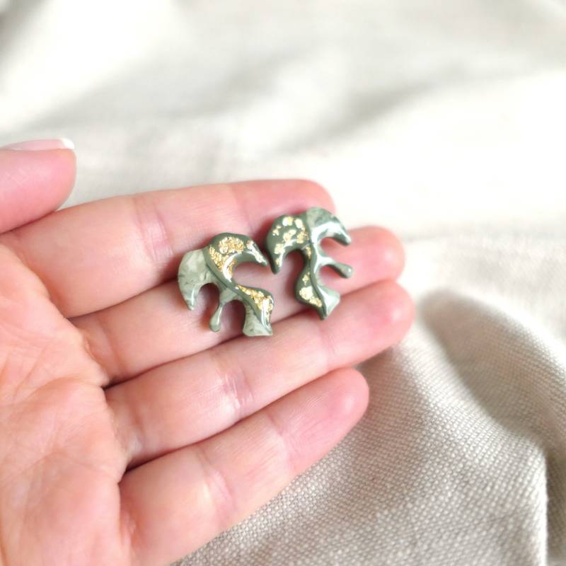 Monstera Blatt Ohrstecker Aus Polymer Ton, Pflanzen Ohrringe in Grün Und Goldene Partikeln, Ton von Schmuckbynatalier
