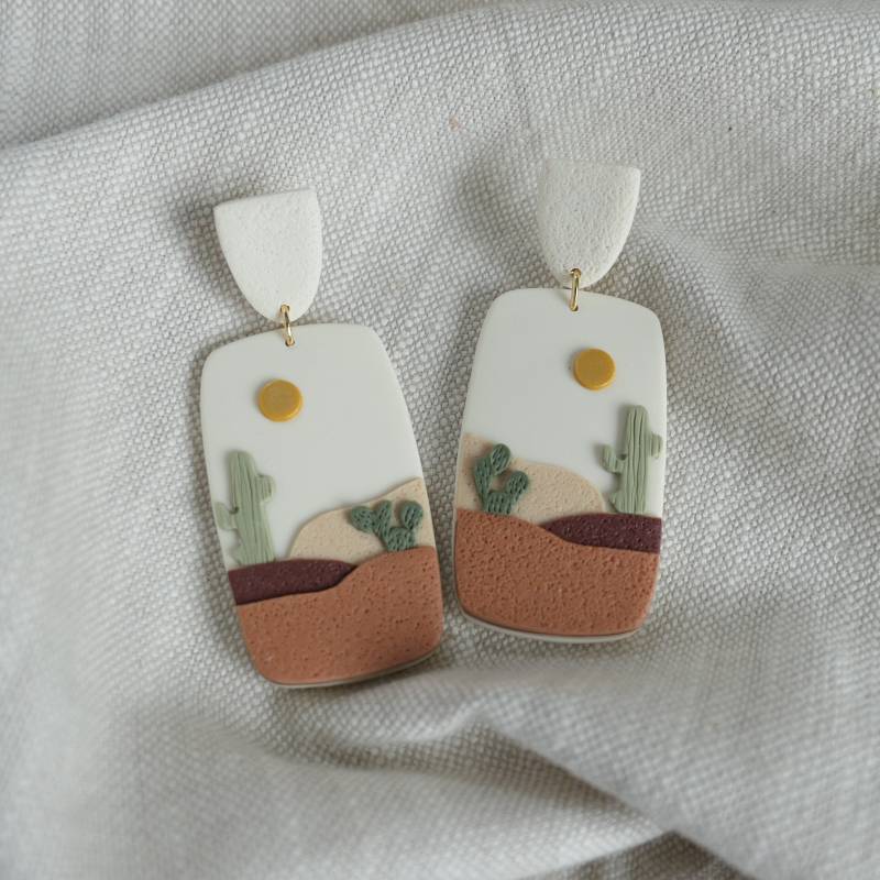 Ohrringe Aus Fimo® Mit Einem Bild Der Nächtlichen Wüste Kakteen Und in Erdfarben , Boho Schmuck Neutralen Farben, Mond von Schmuckbynatalier