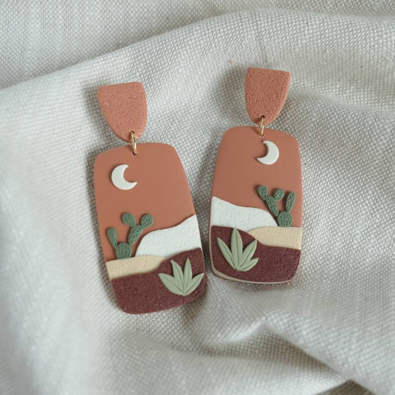 Ohrringe Aus Fimo® Mit Einem Bild Der Nächtlichen Wüste Kakteen Und in Erdfarben , Boho Schmuck Neutralen Farben, Mond von Schmuckbynatalier