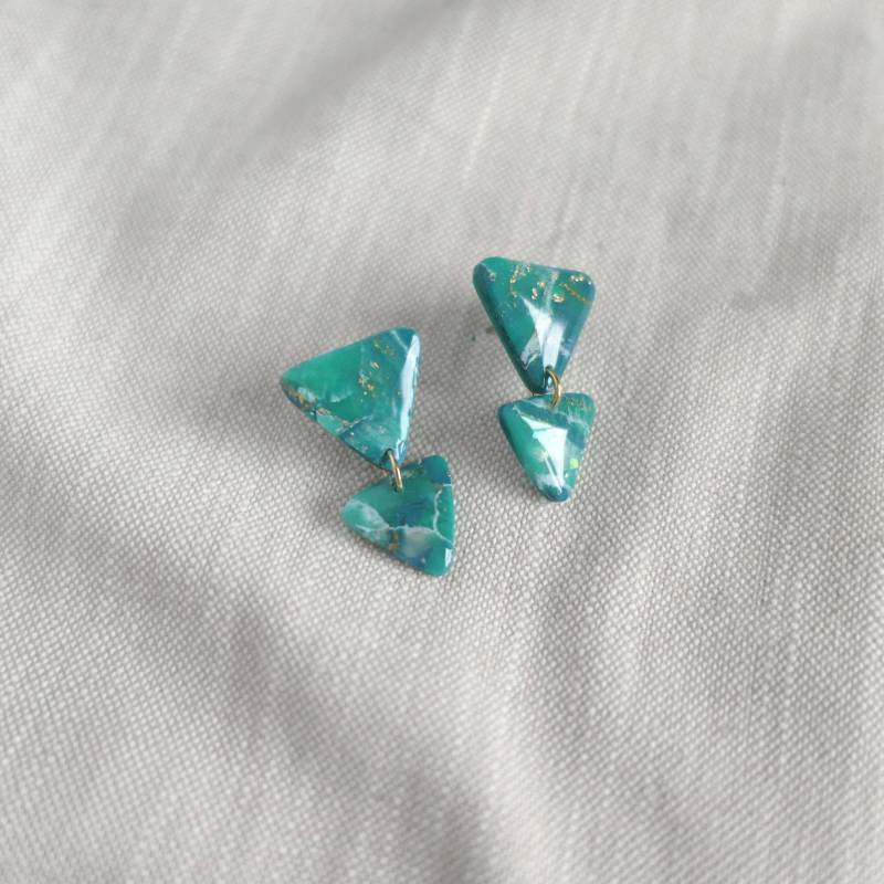 Ohrringe Türkis, Dreieckig Förmige Mit Goldenen Partikeln, Kleine Für Einen Einzigartigen Look, Pfeilförmige Ohrhänger von Schmuckbynatalier