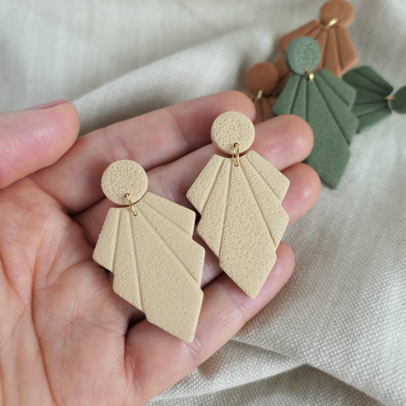 Ohrringe in Erdtönen Aus Fimo® Leichte Und Angenehm Zu Tragende Ohrringe, Boho Schmuck Neutralen Farben, Aztekenförmige Ohrringe von Schmuckbynatalier
