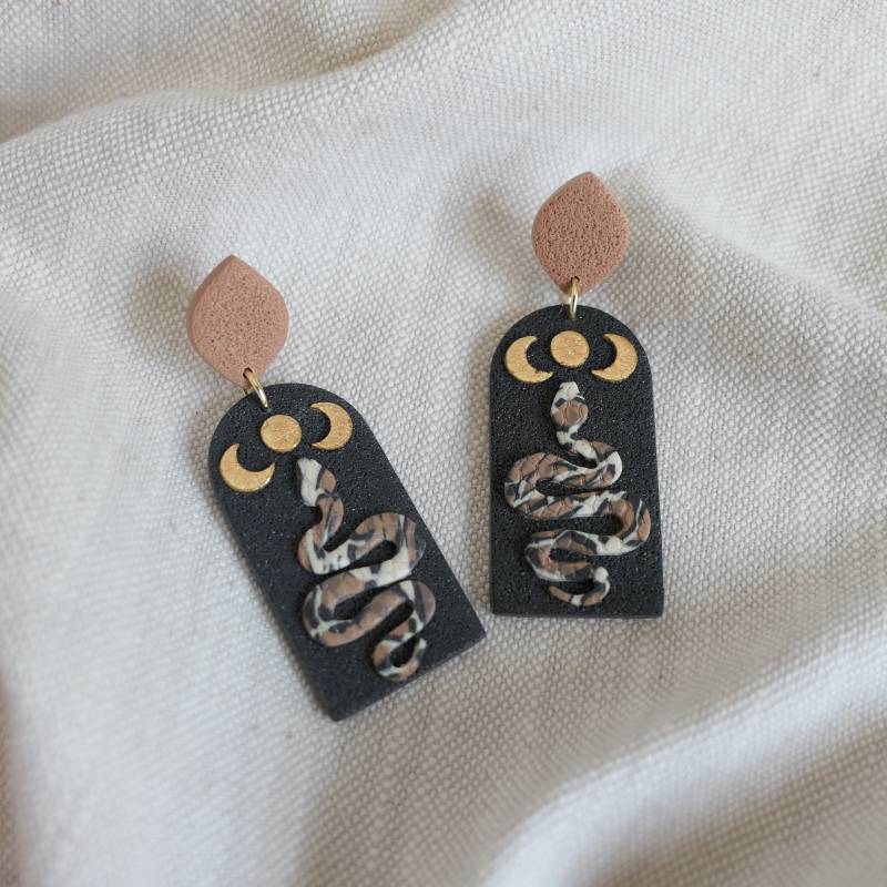Schlange Ohrringe Aus Fimo®, Schlangen Mit Moon in Neutralen Farben, Leichte Ohrringe, Clay Hängende von Schmuckbynatalier