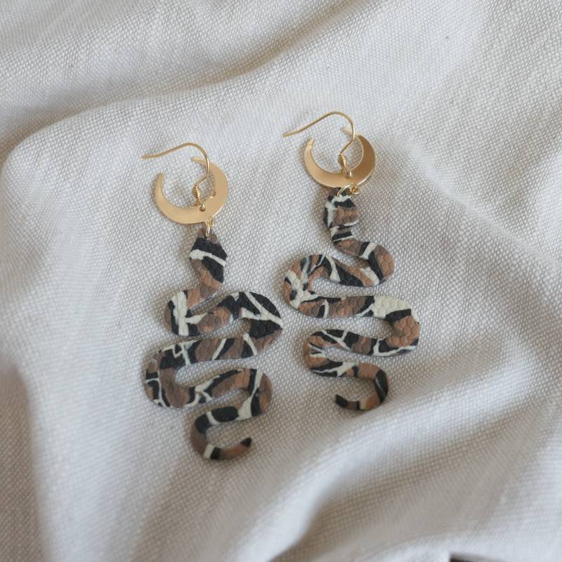 Schlange Ohrringe Aus Fimo®, Schlangen Mit Moon in Neutralen Farben, Leichte Ohrringe, Clay Hängende von Schmuckbynatalier