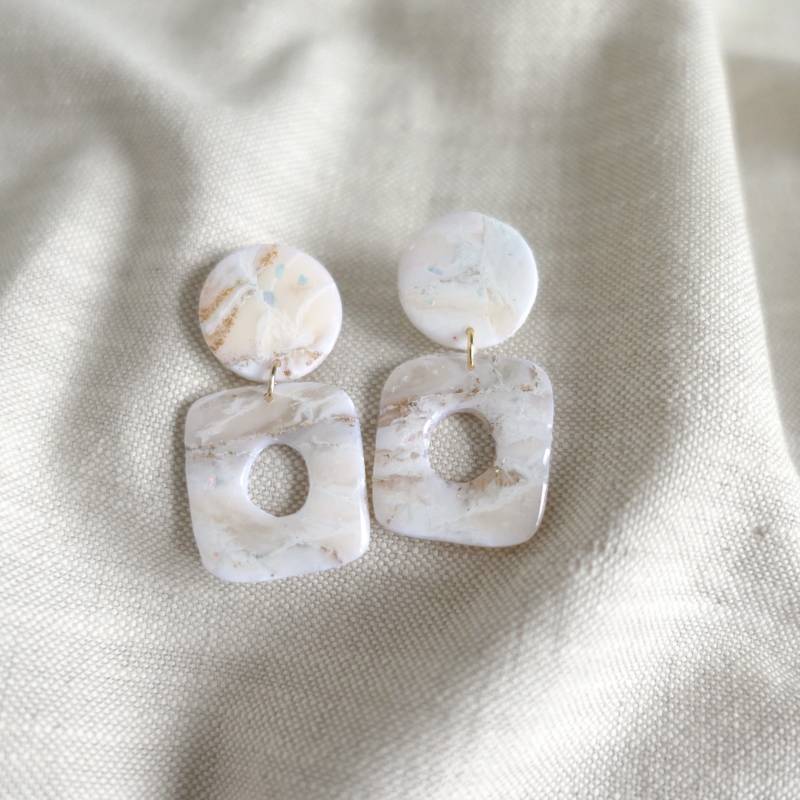 Weiße Ohrringe Mit Muster, Komfortable Und Ohrringe, Einzigartige Leichte Hängende Marmor Imitat Glänzenden Partikeln von Schmuckbynatalier