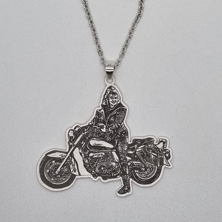 Personalisierte Motorradhalskette, Personalisierte Halskette, Vom Bild Deines Motorrads Und Dir, in 925 Sterling Silber Mit Gravur Etui Personalisierte Motorradhalskette, Personalisierte Halskette, Vom Bild Deines Motorrads Und Dir, in 925 Sterling Silber Mit Gravur Etui von Schmuckdesign4you
