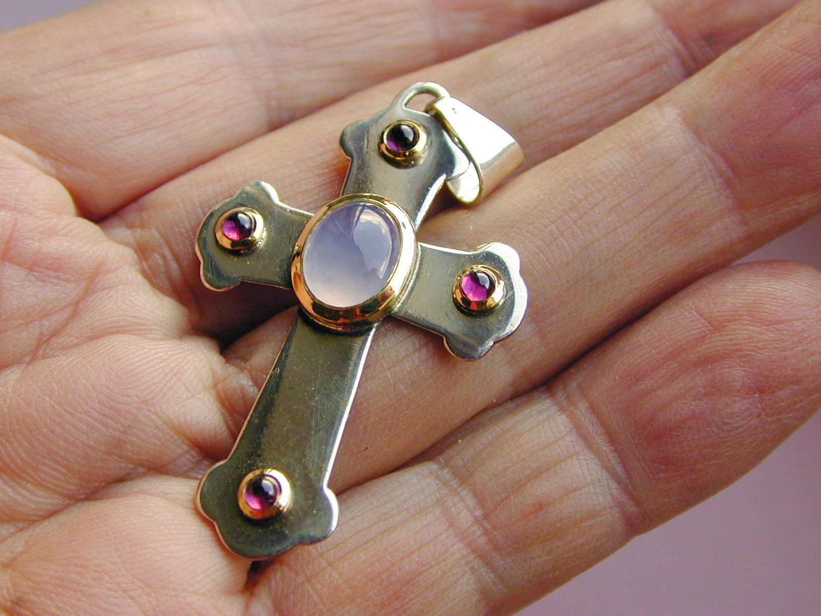Großes Kreuz Mit Halskette in Silber Edelstein, Hellblauem Calcedon Und Roten Granaten, Altsilberpatina, Religiöses Geschenk Großes Kreuz Mit Halskette in Silber Edelstein, Hellblauem Calcedon Und Roten Granaten, Altsilberpatina, Religiöses Geschenk von SchmuckdesignKoehler
