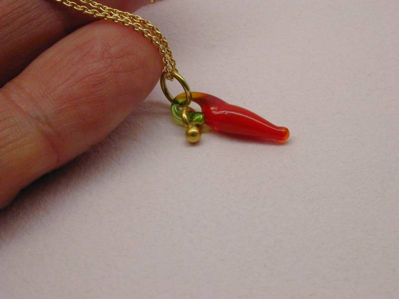 Kleiner Anhänger Für Halskette, Gold 750, Chillischote Aus Glas Kleiner Anhänger Für Halskette, Gold 750, Chillischote Aus Glas von SchmuckdesignKoehler