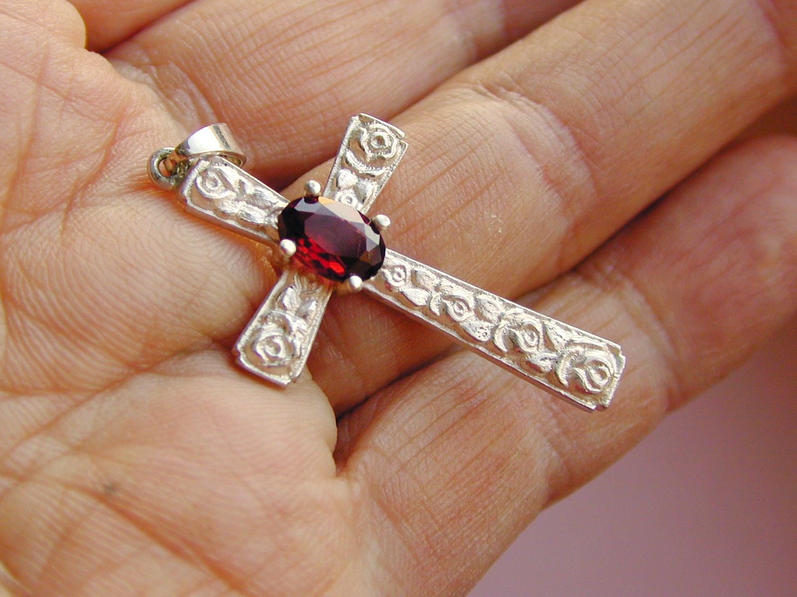 Kreuz Für Halskette in Silber Mit Rotem Granat Und Rosen, Religiöses Geschenk Kreuz Für Halskette in Silber Mit Rotem Granat Und Rosen, Religiöses Geschenk von SchmuckdesignKoehler